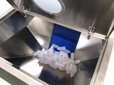Bottle unscrambler with separation tool