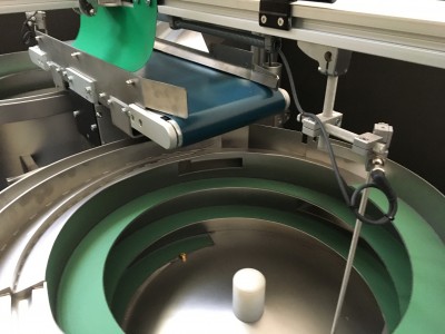Bowl feeder for cosmetic caps