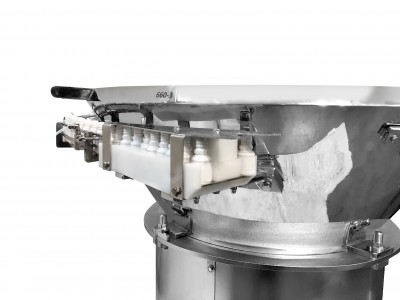 Bowl feeder system for ophtalmics containers