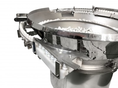 Bowl feeder system for ophtalmics containers