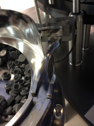 Bowl feeding system for rubber stoppers and aluminium capsules