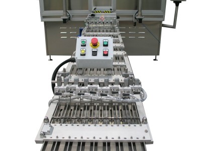 Mechanical feeder system for plastic oval caps