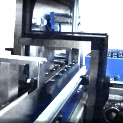 Mechanical feeding system for cosmetic crystal bottles with irregular shapes