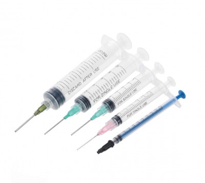 Mechanical feeding system for syringes