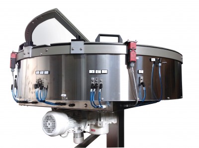 Mechanical feeding system for syringes
