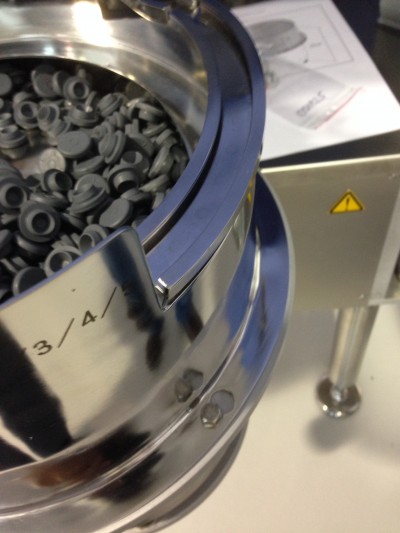 Bowl feeding system for rubber stoppers and aluminium capsules