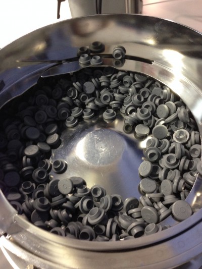 Bowl feeding system for rubber stoppers and aluminium capsules