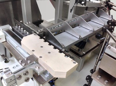 Twin feeding system with separation tool for screw sorting