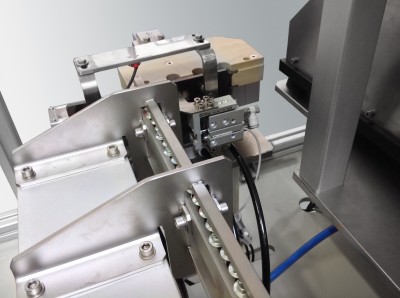Twin feeding system with separation tool for screw sorting