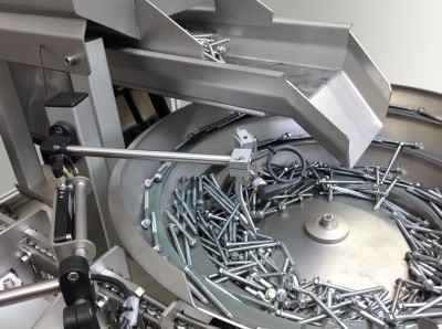 Twin feeding system with separation tool for screw sorting