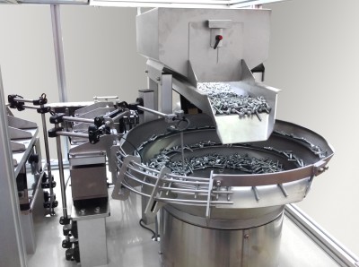 Twin feeding system with separation tool for screw sorting